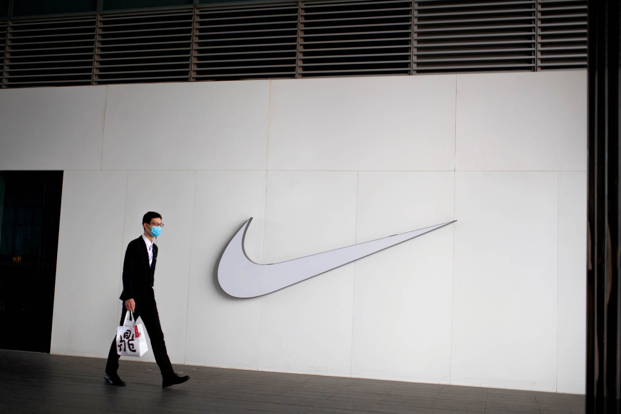 Největší světový výrobce sportovního oblečení a obuvi Nike.