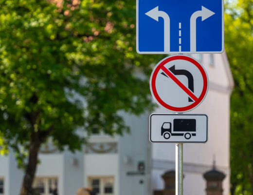 Dopravné značky na stĺpe v obytnej zóne — informačná, zákazová a dodatková tabuľka.