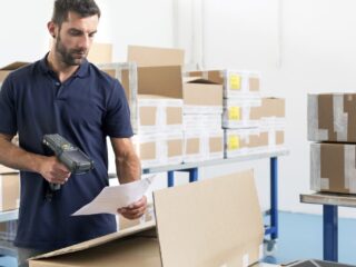 Ilustračný stock: skladová packing stanica a štítkovač civilne, bez loga WMS.