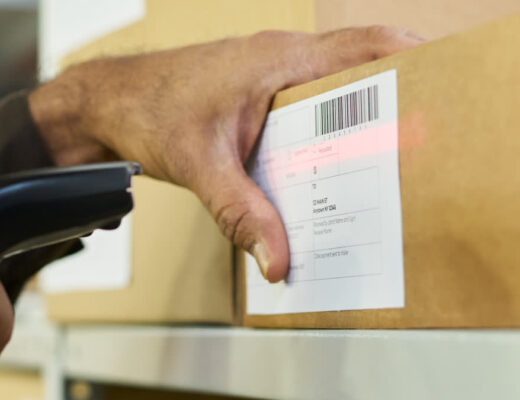 Ilustračný stock: skenovanie kartónu a GS1 barcode civilne, bez WMS UI.