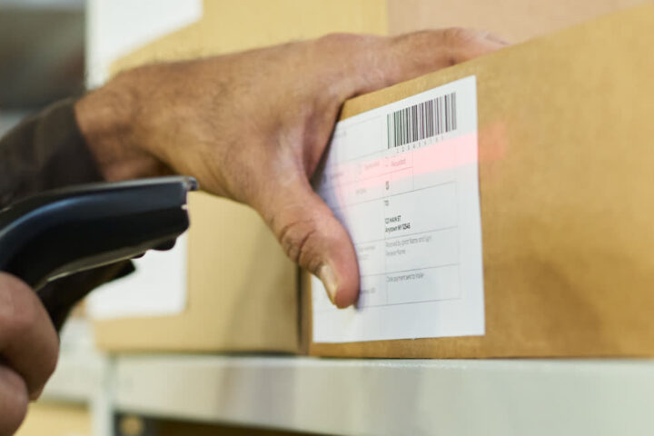 Ilustračný stock: skenovanie kartónu a GS1 barcode civilne, bez WMS UI.