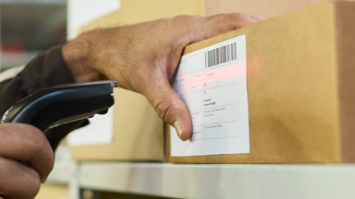 Ilustračný stock: skenovanie kartónu a GS1 barcode civilne, bez WMS UI.