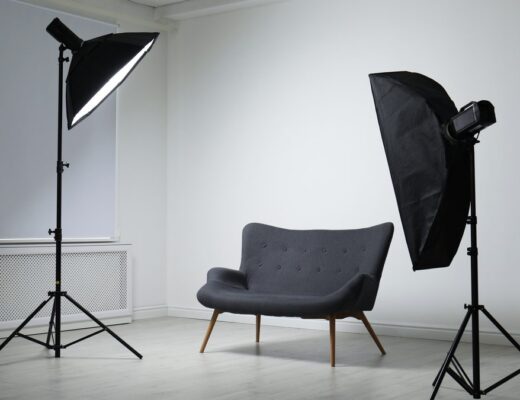 Prázdny fotoateliér so softboxmi a bielym pozadím
