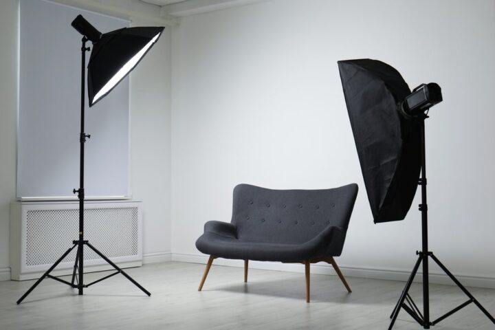 Prázdny fotoateliér so softboxmi a bielym pozadím