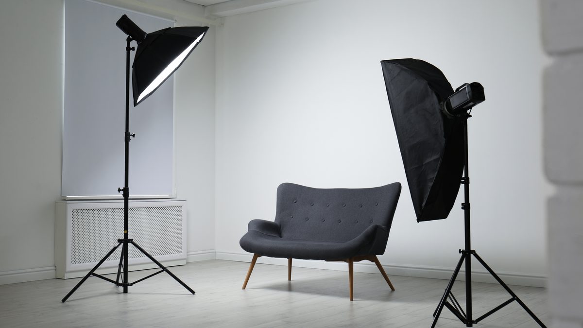 Prázdny fotoateliér so softboxmi a bielym pozadím